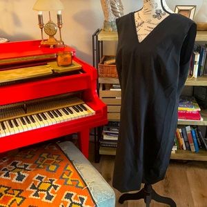 Elie Tahari black wool & elastane dress. Slender elegant tapered darts for fit.